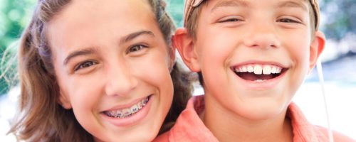 Lachende Kinder mit Zahnspange
