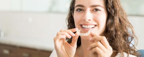 Frau mit Invisalign unsichtbarer Zahnspange